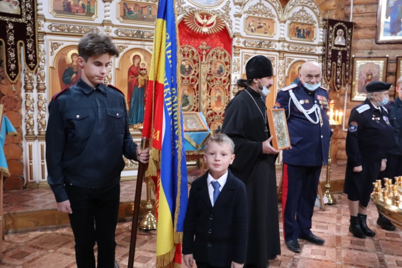 Иеромонах Арсений (Алимов) поздравил первоклассников казачьей школы с вступлением в казачата