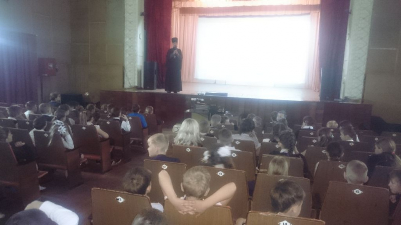 В  День славянской письменности и культуры в  Доме культуры им. Дзержинского поселка ГРЭС города Шахты иерея Иоанна Трофимова и помощника благочинного Александровск-Грушевского округа Лидии Кравцовой с  учениками МБОУ СОШ № 32