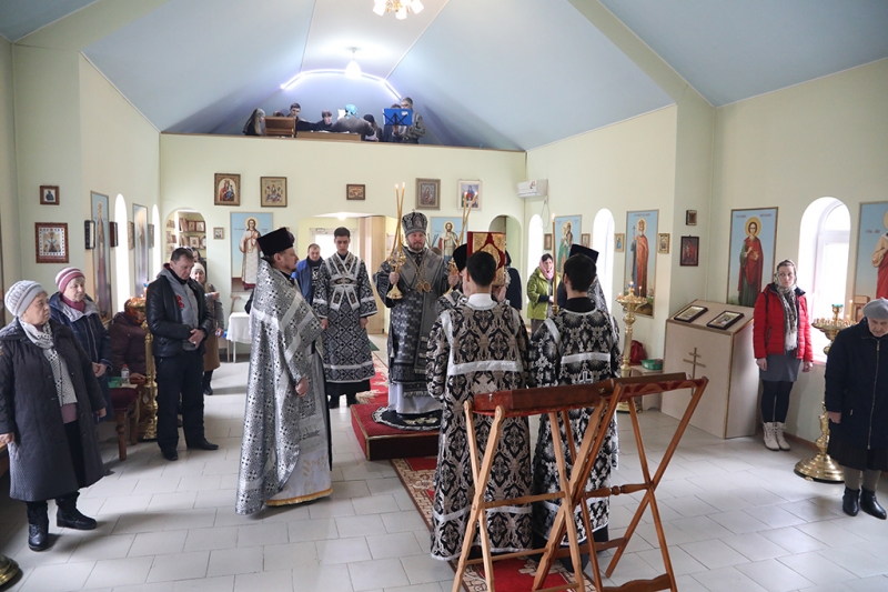 Преосвященнейший епископ Симон совершил Божественную литургию Преждеосвященных Даров в храме праведного Иосифа Обручника г. Шахты