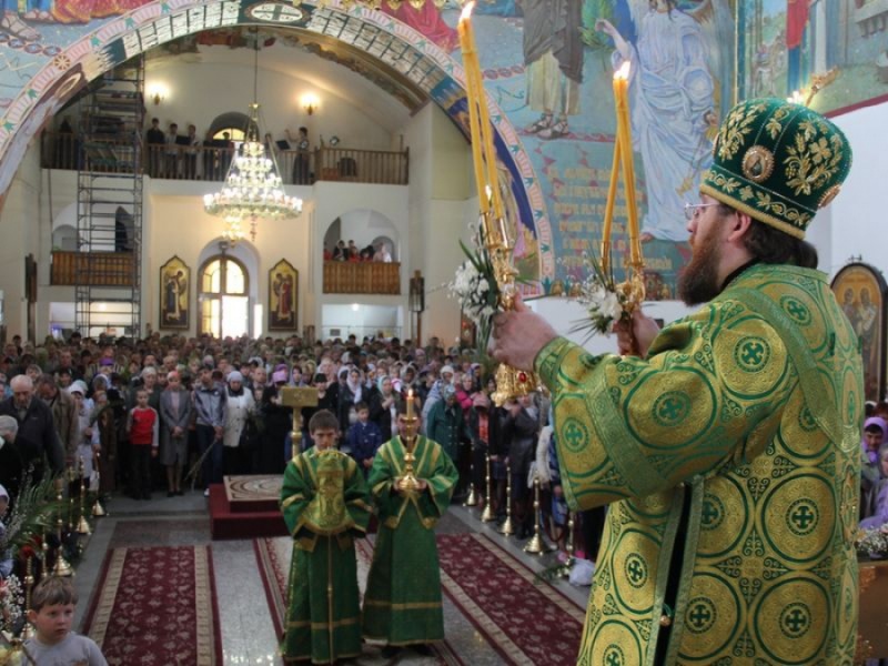 В праздник Входа Господня в Иерусалим епископ Шахтинский и Милеровский Игнатий совершил Божественную литургию в Покровском кафедральном соборе