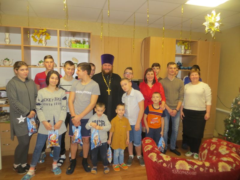 В дни Рождественских святок настоятель храма Святой Троицы посетил детский дом № 3 г. Шахты, где прошло праздничное мероприятие