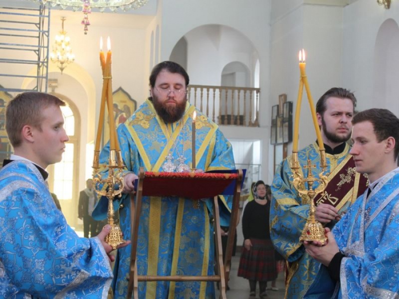 В канун праздника Похвалы Пресвятой Богородицы Преосвященнейший епископ Шахтинский и Миллеровский Игнатий совершил утреню с чтением Акафиста Божией Матери