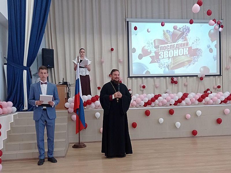 Последний звонок прозвенел для 149-ти одиннадцатиклассников и 453-х девятиклассников Донецка