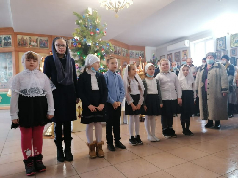 Воспитанники воскресной школы «Светочь» при храме Святой Блаженной Матроны Московской Донецкого благочиния представили вниманию прихожан рождественский концерт