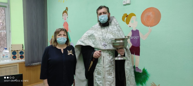 В праздник Крещения Господня иерей Алексий Скосарев посетил воспитанников центра детской реабилитации «Добродея» города Шахты