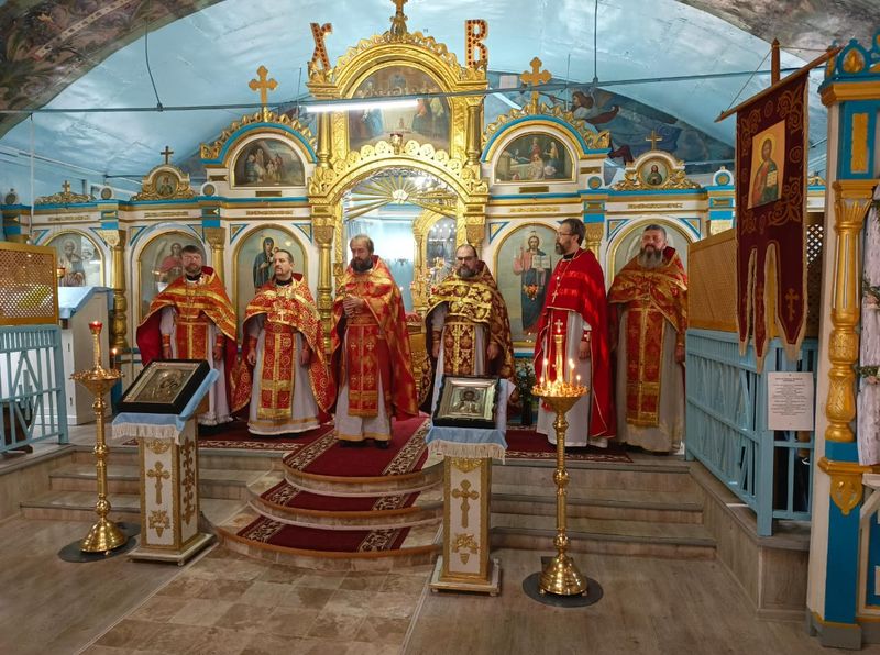 Соборным служением отметили 50-летний юбилей настоятеля Покровского прихода города Новошахтинска