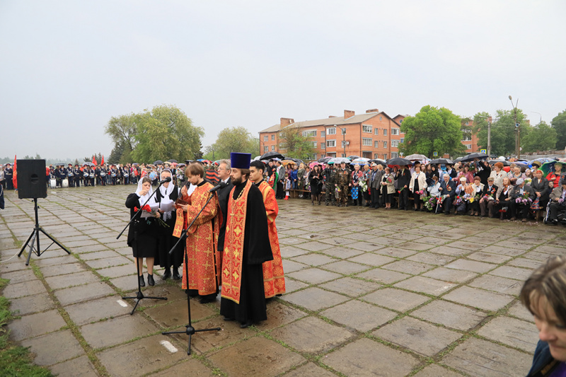 В День Победы у мемориального комплекса жертвам фашизма в Шахтах «поклонились великим тем годам»
