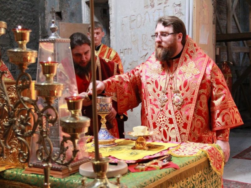 Епископ Игнатий совершил первую Литургию в главном приделе Параскевинского храма Пятницкого епархиального подворья в ст. Манычской