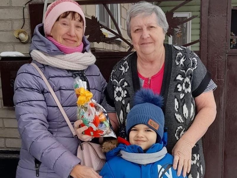 «Поделись теплом на Рождество»: сестры милосердия и воспитанники воскресной школы поздравили подопечных на дому