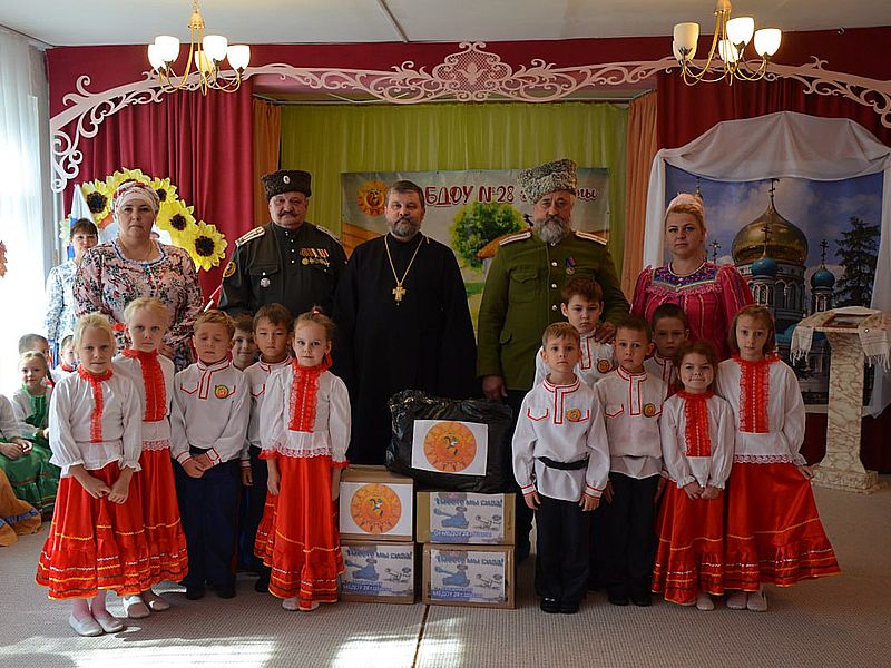 Священник принял участие в празднике юных казачат