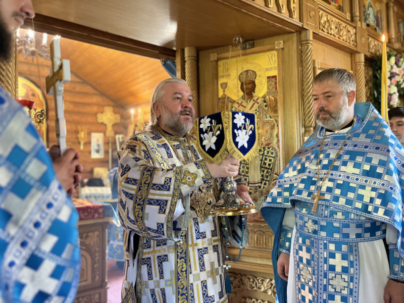 В престольный день Преосвященнейший епископ Симон совершил Божественную литургию в храме в честь иконы Божией Матери «Одигитрия» поселка Таловый
