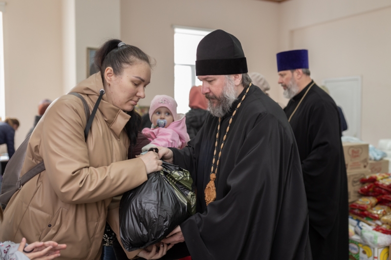 Непрерывном потоком в Шахтинской епархии оказывается гуманитарная помощь беженцам из ДНР и ЛНР