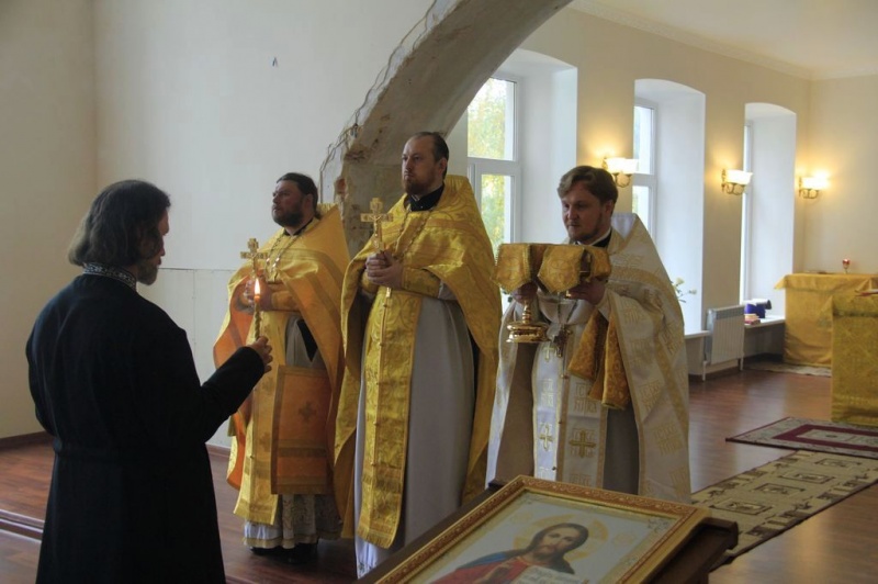 В престольный день храма во имя св. апостола и евангелиста Иоанна Богослова при шахтинском филиале Донского Государственного Технического Университета состоялось праздничное богослужение