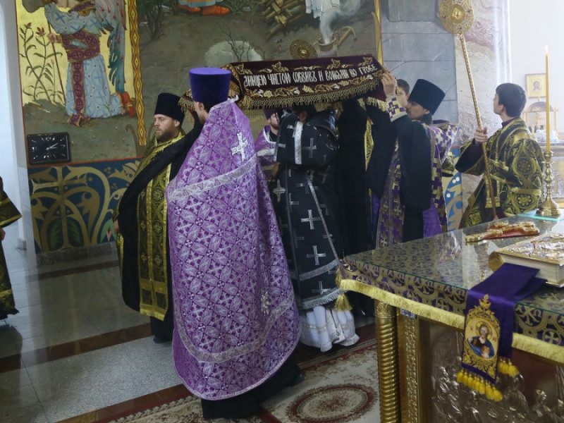 В канун Великой субботы, в Великую пятницу — день, посвященный воспоминанию Распятия Господня, епископ Игнатий в Покровском кафедральном соборе г. Шахты совершил Вечерню с выносом Плащаницы Спасителя