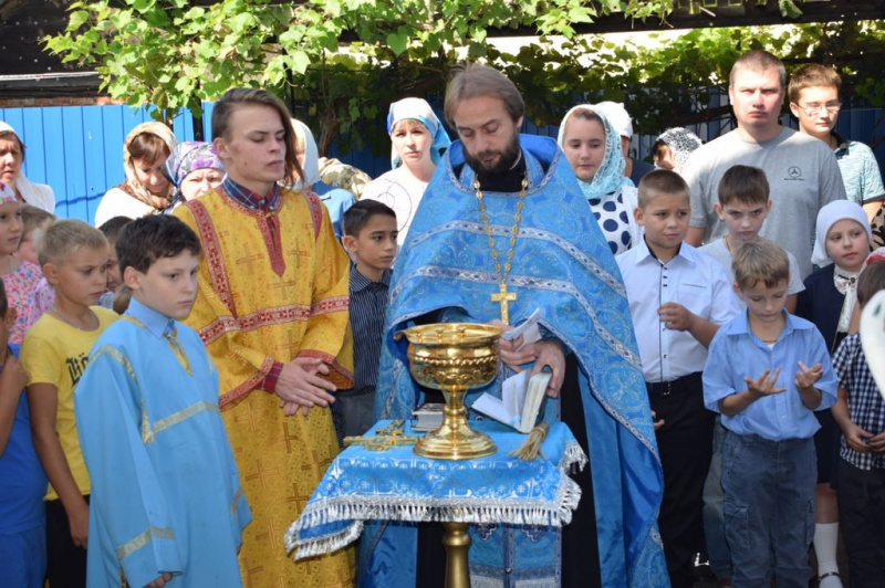 В храме Архистратига Михаила п. Каменоломни Октябрьского района в День знаний прошел молебен на начало учебного года