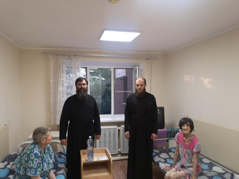 Прихожане Покровского кафедрального собора передали гуманитарную помощь лицам без определенного места жительства