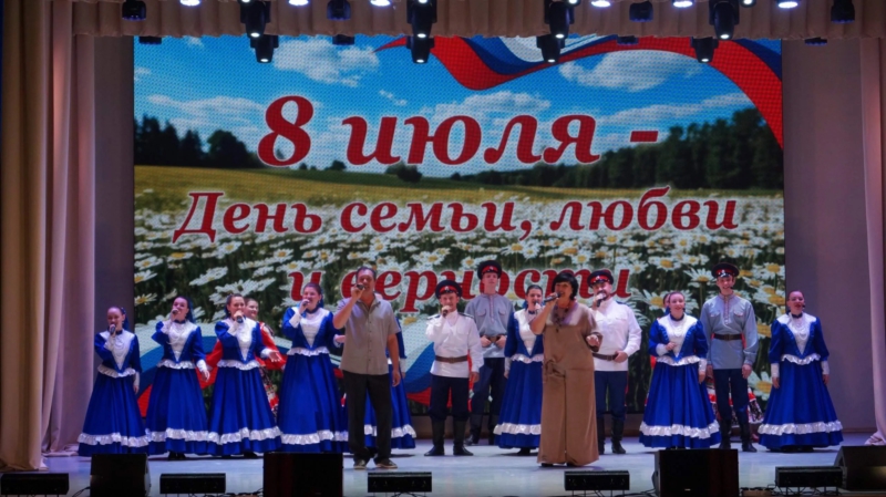 В Донецке торжественно отметили День семьи, любви и верности