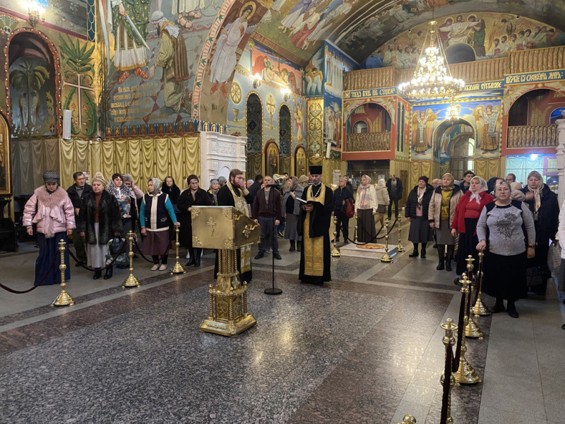 Приход Покровского кафедрального собора города Шахты продолжает духовную традицию чтения Псалтири в Рождественский пост