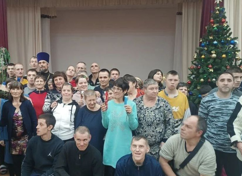 Священник поздравил с Рождеством подопечных психоневрологического интерната в Шахтах