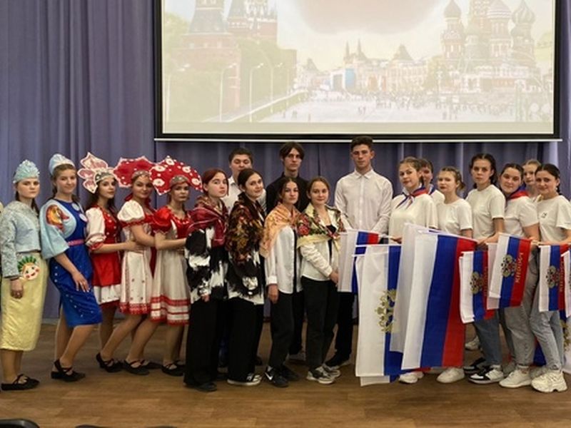 День России и награждение добровольцев и их наставников в Новошахтинском технологическом техникуме