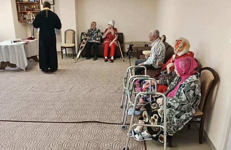 Благочинный Чернышевского округа посетил реабилитационное отделение для граждан пожилого возраста и инвалидов в станице Боковской