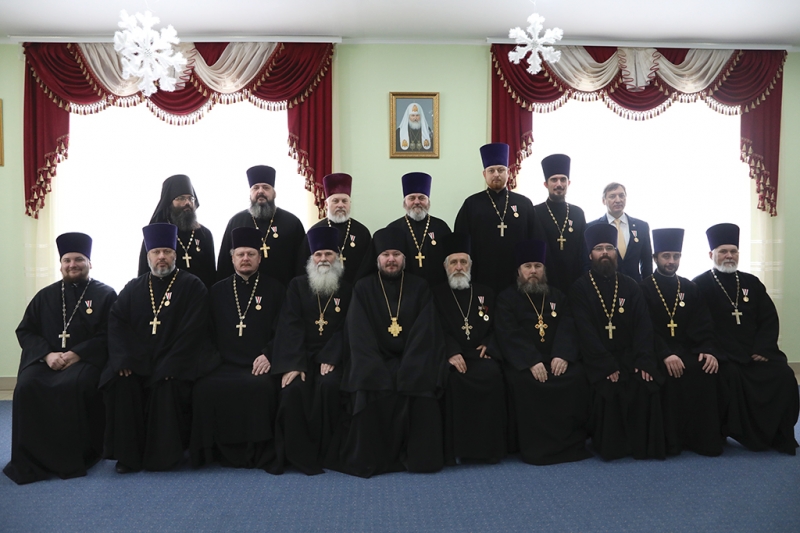 Епископ Шахтинский и Миллеровский Симон вручил юбилейные медали «В память 100-летия восстановления Патриаршества в Русской Православной Церкви»