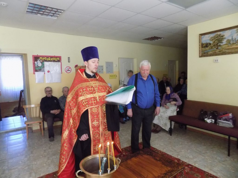 Иерей Роман Митяшин вместе с учащимися церковно-приходской школы Архангела Михаила ст. Вешенской посетил дом престарелых в х. Колундаевском