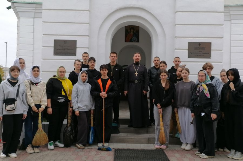 Учащиеся Шолоховской гимназии потрудились на территории храма