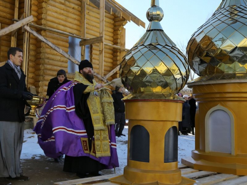 Епископ Шахтинский и Миллеровский Игнатий освятил купола и кресты для строящегося в г. Каменск-Шахтинский деревянного храма Всех святых, в земле Русской просиявших
