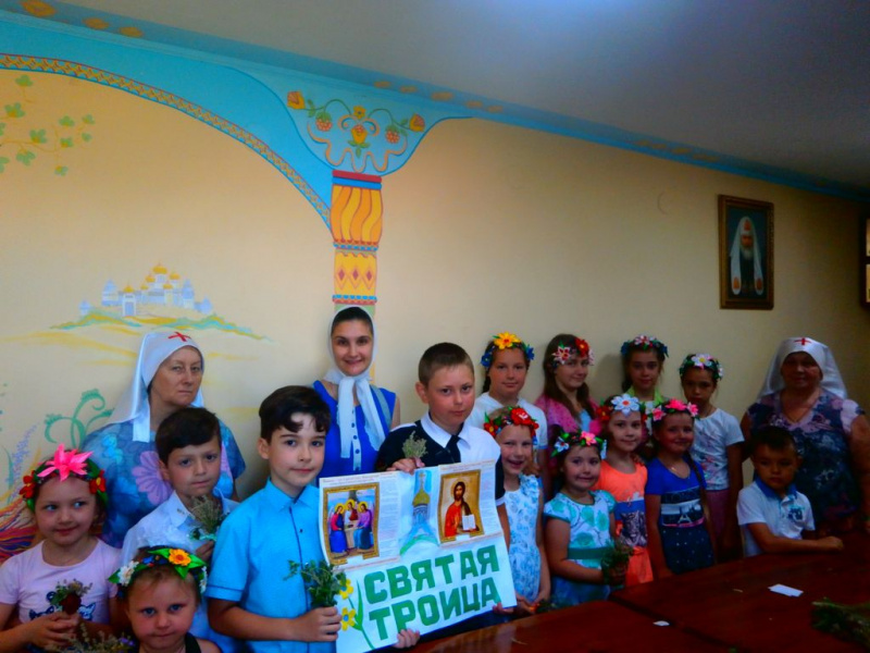В воскресном лагере «Державный» при храме Державной иконы Божией Матери состоялся утренник, посвященный Дню Святой Троицы