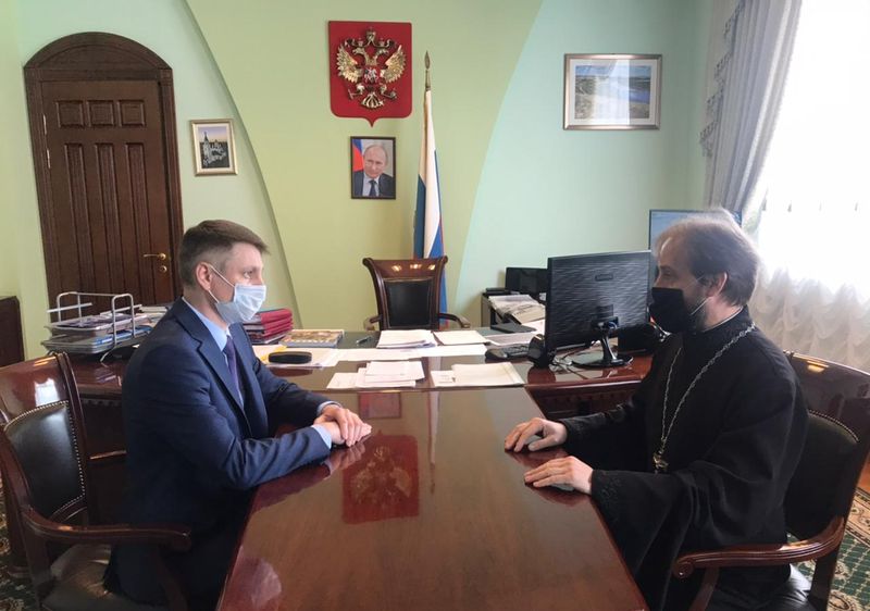 Глава Администрации г. Шахты А.В. Ковалев и благочинный приходов Александровск-Грушевского округа протоиерей Сергий Яценко обсудили вопросы обеспечения безопасности в храмах города в праздники