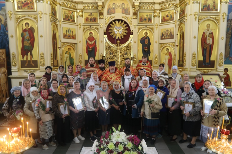 В праздник святых жен-мироносиц социальных работников Шахтинской епархии наградили епархиальными наградами