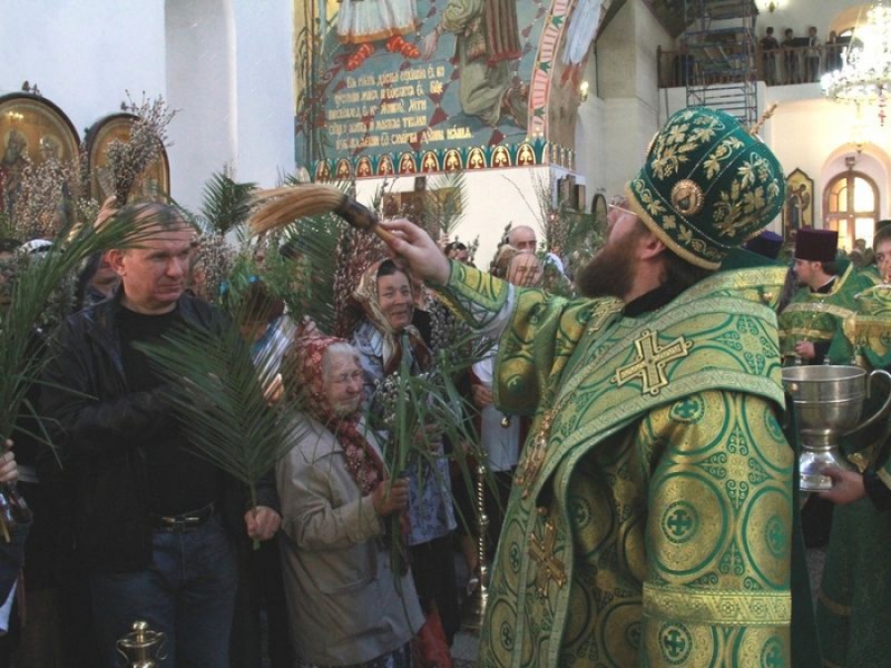 Накануне праздника Входа Господня в Иерусалим епископ Шахтинский и Миллеровский Игнатий совершил Всенощное бдение с освящением ваий