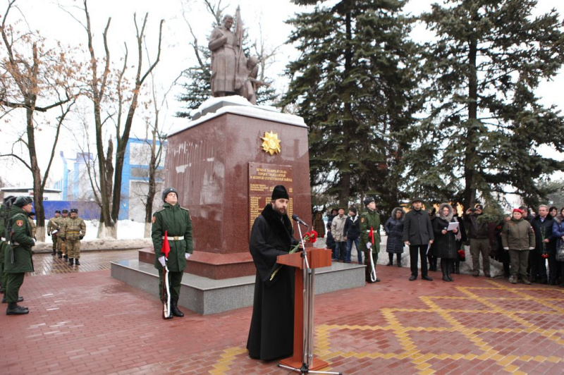 В пос. Каменоломни в честь 77-й годовщины освобождения Октябрьского района от немецко-фашистских захватчиков состоялся митинг. На торжественном мероприятии присутствовал протоиерей Сергий Яценко