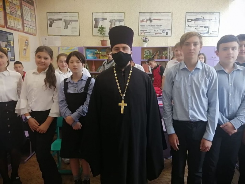 Иерей Анатолий Минаев посетил открытые уроки в школах Елкинского сельского поселения