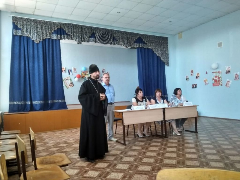 Иеромонах Арсений (Алимов) принял участие в сходе жителей пос. Горный