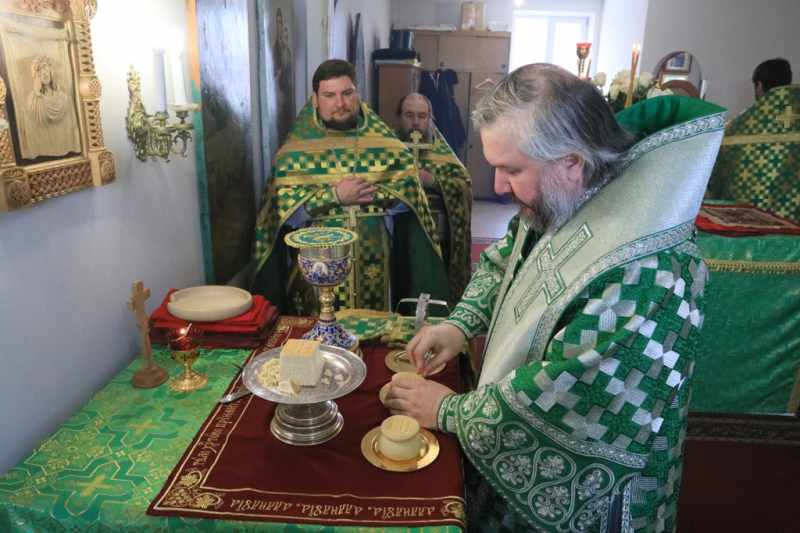 В престольный праздник Преосвященнейший епископ Симон совершил Божественную литургию в храма блаженной Матроны Московской города Донецка