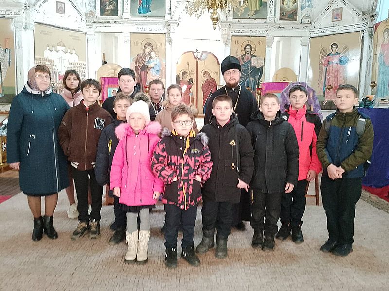 Учащиеся Нижне-Ольховской школы побывали на экскурсии в храме Архистратига Михаила