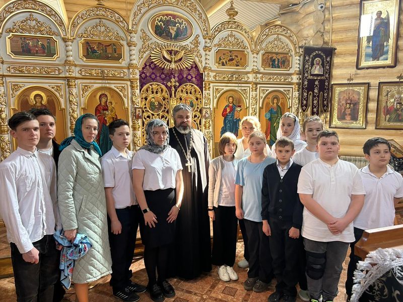 Иерей Виктор Литвинов встретился с учениками средней школы №10