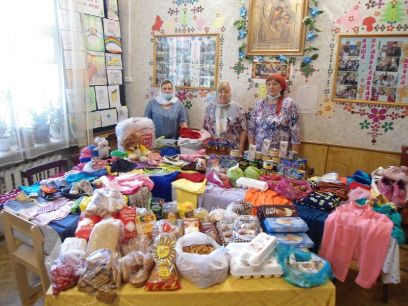 Добровольцы «Общины Милосердия» при храме в честь Почаевской иконы Божией Матери г. Каменск-Шахтинский собрали и передали нуждающимся продукты и одежду