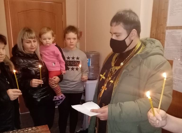 Иерей Анатолий Минаев посетил пункт временного размещения в хуторе Елкин