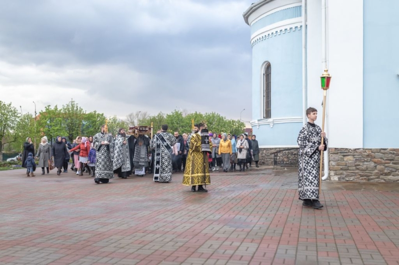 Епископ Симон совершил утреню Великой субботы с чином погребения плащаницы
