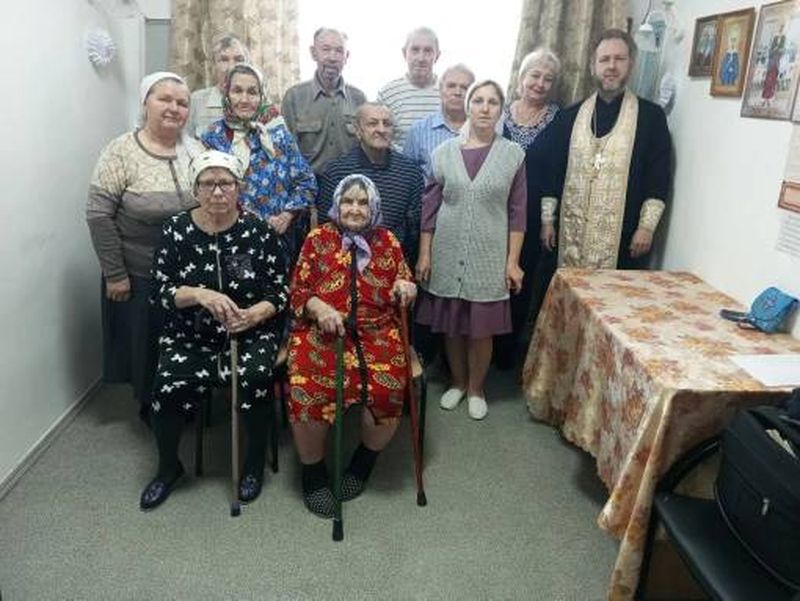 Священник посетил дом престарелых в посёлке Садовый