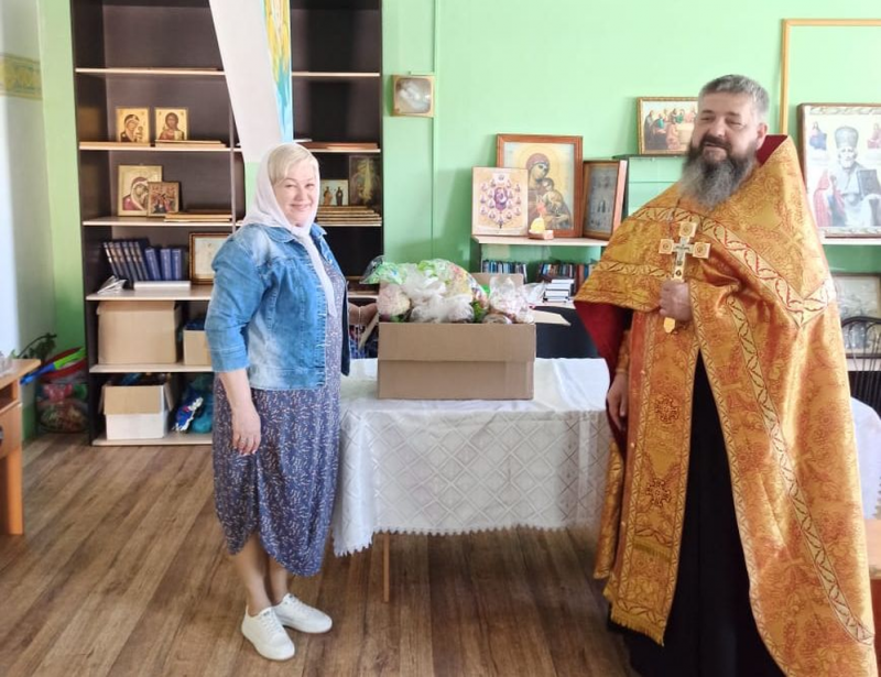 Прихожане храма преподобномученицы Елисаветы передали поздравления с Пасхой Господней благополучателям Центра социального обслуживания граждан пожилого возраста и инвалидов г. Гуково