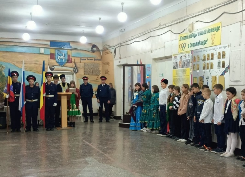 Принятых в казаки пятиклассников школы № 23 напутствовал духовник шахтинских кадет иерей Евгений Поцелуев
