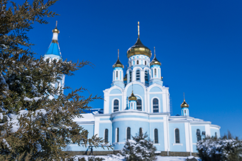В Неделю о Страшном суде Преосвященнейший епископ Симон совершил Божественную литургию в Покровском кафедральном соборе города Шахты
