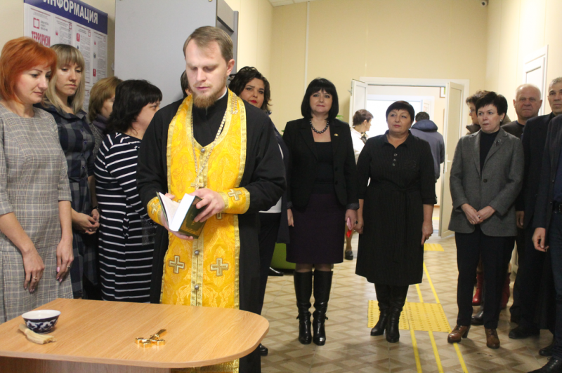 Благочинный Зверево-Никольского округа освятил библиотеку нового поколения г. Зверево