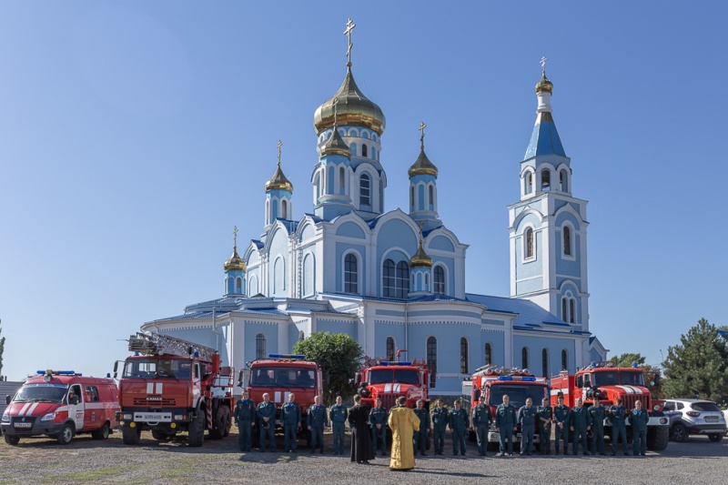 Спасатели и пожарные приняли участие в молебне по случаю дня празднования в честь образа Божьей Матери «Неопалимая Купина»