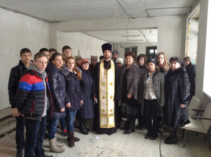 Настоятель храма святого благоверного князя Александра Невского города Шахты освятил здание школы № 14