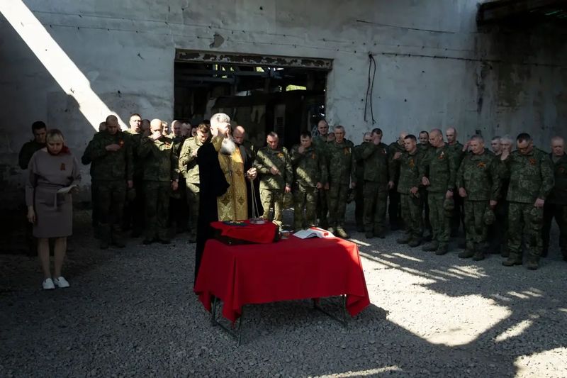 Настоятель храма преподобномученицы Елисаветы помолился с военнослужащими в День Победы